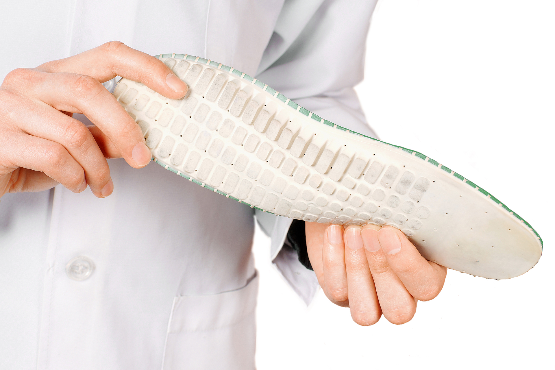 Dọkịta na-egosi insoles orthopedic